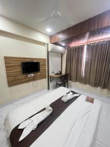 Bansuri hotel - opposite shreenathji temple just80mtr Walk l 1min away 966o9o1oo6客房内的一张或多张床位