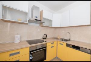 Η κουζίνα ή μικρή κουζίνα στο Apartman Ivo Green +6 φωτογραφίες