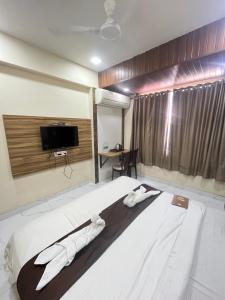 Bansuri hotel - opposite shreenathji temple just80mtr Walk l 1min away 966o9o1oo6客房内的一张或多张床位