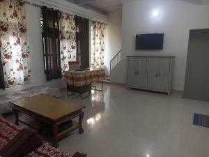 TV a/nebo společenská místnost v ubytování Ramaya Homestay