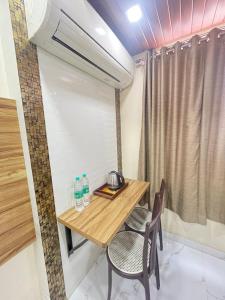 纳特杜瓦拉Bansuri hotel - opposite shreenathji temple just80mtr Walk l 1min away 966o9o1oo6的配有木桌椅的餐厅