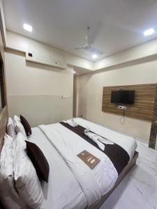 Bansuri hotel - opposite shreenathji temple just80mtr Walk l 1min away 966o9o1oo6客房内的一张或多张床位
