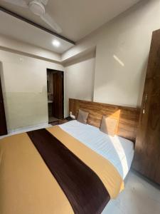 Bansuri hotel - opposite shreenathji temple just80mtr Walk l 1min away 966o9o1oo6客房内的一张或多张床位