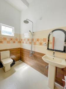 ウェリガマにあるW7 Liya Rest innの洗面台、シャワー、トイレ付きのバスルーム +48枚の写真