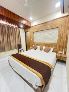 Bansuri hotel - opposite shreenathji temple just80mtr Walk l 1min away 966o9o1oo6客房内的一张或多张床位