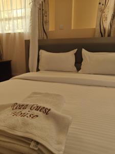 Postel nebo postele na pokoji v ubytování Roza Guest House