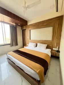 Bansuri hotel - opposite shreenathji temple just80mtr Walk l 1min away 966o9o1oo6客房内的一张或多张床位