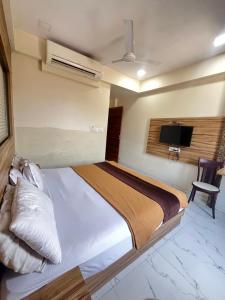 Bansuri hotel - opposite shreenathji temple just80mtr Walk l 1min away 966o9o1oo6客房内的一张或多张床位
