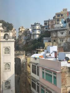 纳特杜瓦拉Bansuri hotel - opposite shreenathji temple just80mtr Walk l 1min away 966o9o1oo6的城市建筑景观
