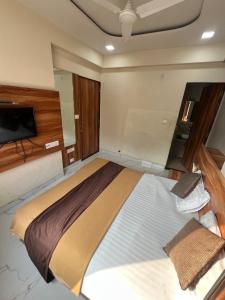 Bansuri hotel - opposite shreenathji temple just80mtr Walk l 1min away 966o9o1oo6客房内的一张或多张床位