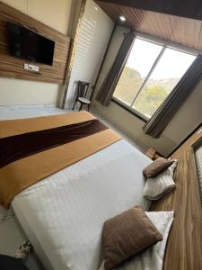 Bansuri hotel - opposite shreenathji temple just80mtr Walk l 1min away 966o9o1oo6客房内的一张或多张床位