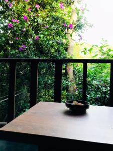 Un cuenco sobre una mesa frente a una ventana. en Sh li, en Sigiriya 3 fotos más