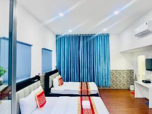 Postel nebo postele na pokoji v ubytování Phú Gia Hotel 99 Đường D1, KDC Him Lam, Tân Hưng, Quận7