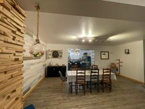a dining room and kitchen with a table and chairs at Gîte Les Ames Jumelles in Lahoussoye