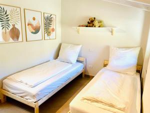 Giường trong phòng chung tại Casa Sebastiano am Lago Maggiore - familienfreundliches Ferienhaus mit Pool +21 ảnh