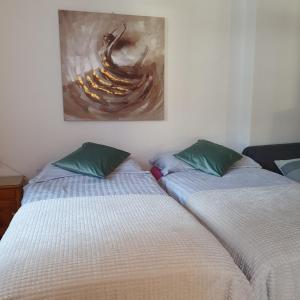 En eller flere senger på et rom på Josy's Home Zermatt