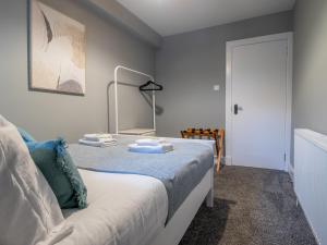 a bedroom with a bed with towels on it at Pass the Keys Happy Haven Home, West End in Glasgow