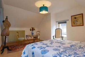 a bedroom with a bed and a table with chairs at Maison charmante proche de Montlognon avec jardin clôturé. in Montlognon