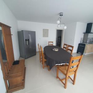 una cucina con tavolo e frigorifero di Maison a Ambrault