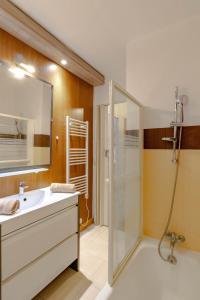 un baño con lavabo y ducha en Evasion-Parking Gratuit, Proche Resto, en Saint-Jorioz