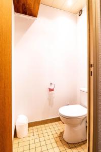 baño con aseo y suelo de baldosa. en Evasion-Parking Gratuit, Proche Resto, en Saint-Jorioz 21 fotos más