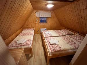 Postel nebo postele na pokoji v ubytování Zuberské dreveničky