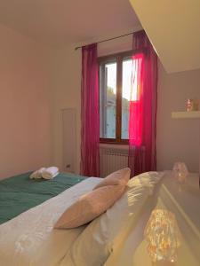 1 dormitorio con 1 cama y una ventana con cortinas rosas en Navigli Home Metro4-Tram2-Naviglio Grande, en Milán