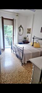Un dormitorio con dos camas y una gran ventana. en Apartment Vincenzina, en Monterosso al Mare
