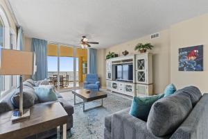 Una sala de estar con un sofá y un televisor. en Beach Colony East 7A, en Perdido Key
