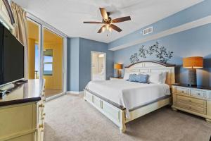 Un dormitorio con una cama y un ventilador de techo. en Beach Colony East 7A, en Perdido Key