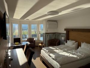 Postel nebo postele na pokoji v ubytování Hotel Schöne Aussicht