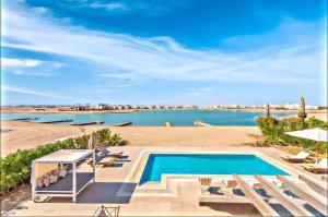 Bazén v ubytování Luxury villa in gouna nebo v jeho okolí