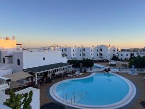 Bazén v ubytování Appart Cosy vue piscine, wifi, à 500 m plage nebo v jeho okolí