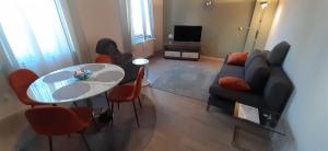 a living room with a couch and a table at Das Düsselapartment in Haan