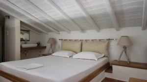 A bed or beds in a room at Villas On The Rock Afissos