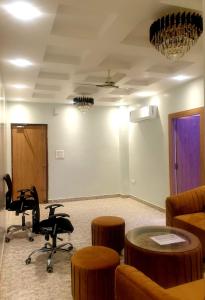 パトナーにあるHotel Rudra Residencyの会議室(椅子、テーブル付)