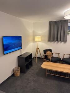 salon z kanapą i telewizorem na ścianie w obiekcie Chalet Lenzi w mieście Sankt Anton am Arlberg +36 zdjęć