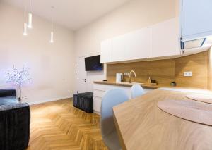 Μια τηλεόραση ή/και κέντρο ψυχαγωγίας στο Kyiv Scandi Apartment