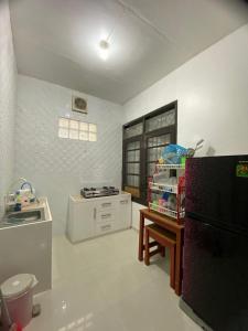 Η κουζίνα ή μικρή κουζίνα στο Tenang Home