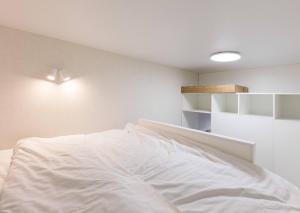 Ένα ή περισσότερα κρεβάτια σε δωμάτιο στο Kyiv Scandi Apartment