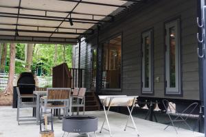 een patio met stoelen, een tafel en een grill bij PICA Fujiyoshida in Fujiyoshida