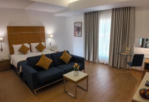 Ένα ή περισσότερα κρεβάτια σε δωμάτιο στο Golden Tulip Muscat