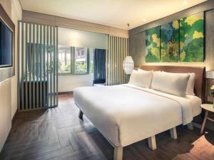 Postel nebo postele na pokoji v ubytování Mercure Kuta Bali