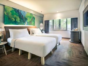 Postel nebo postele na pokoji v ubytování Mercure Kuta Bali