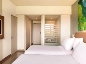 Postel nebo postele na pokoji v ubytování Mercure Kuta Bali