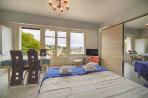 Giường trong phòng chung tại FRGK " Vue mer imprenable Villefranche"