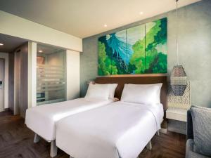 Postel nebo postele na pokoji v ubytování Mercure Kuta Bali