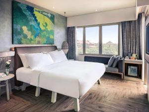 Postel nebo postele na pokoji v ubytování Mercure Kuta Bali