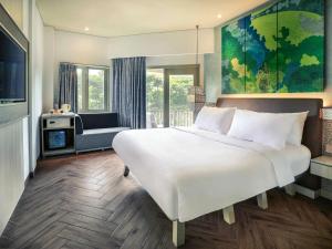 Postel nebo postele na pokoji v ubytování Mercure Kuta Bali