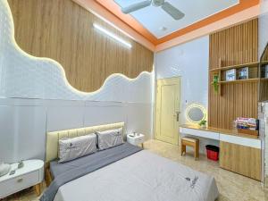 a bedroom with a large bed and a bathroom at La Min Hotel - Đảo Phú Quý in Cu Lao Thu